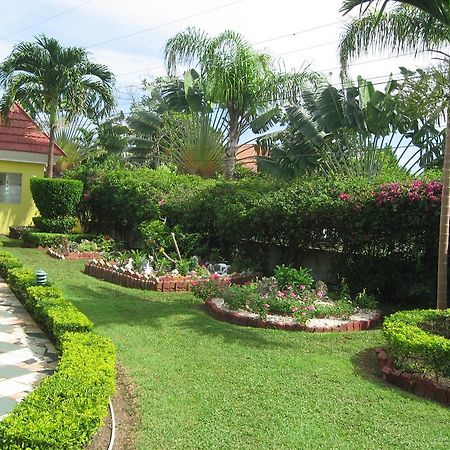 Villa Sonate Runaway Bay Exteriör bild