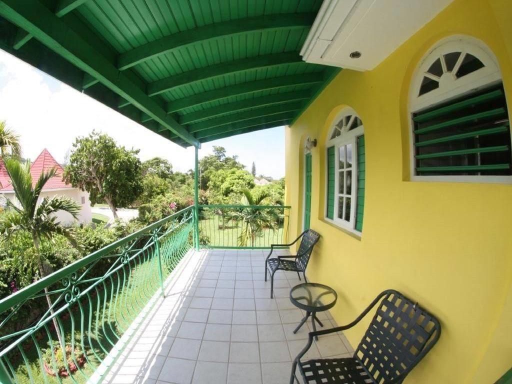 Villa Sonate Runaway Bay Exteriör bild